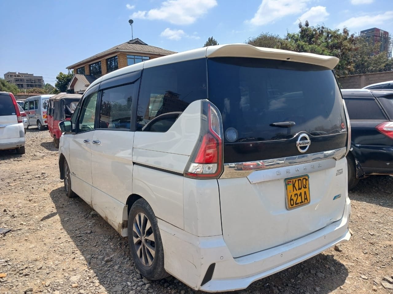 Nissan Serena image 2